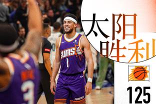 Anh Hùng và Curry ôm nhau: Hai cầu thủ xuất sắc nhất trong trận bóng rổ